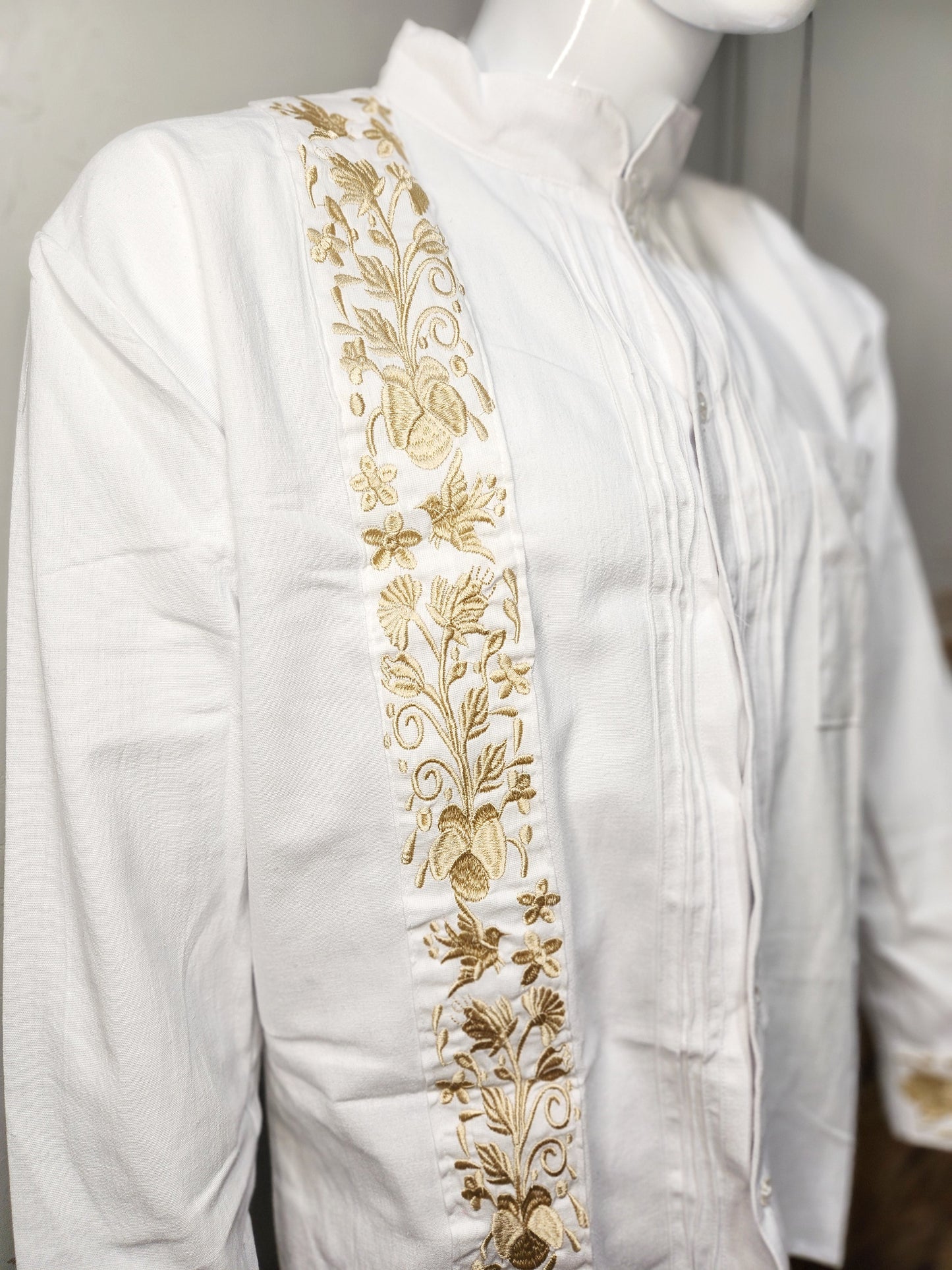 Guayabera para hombre blanca y dorada.