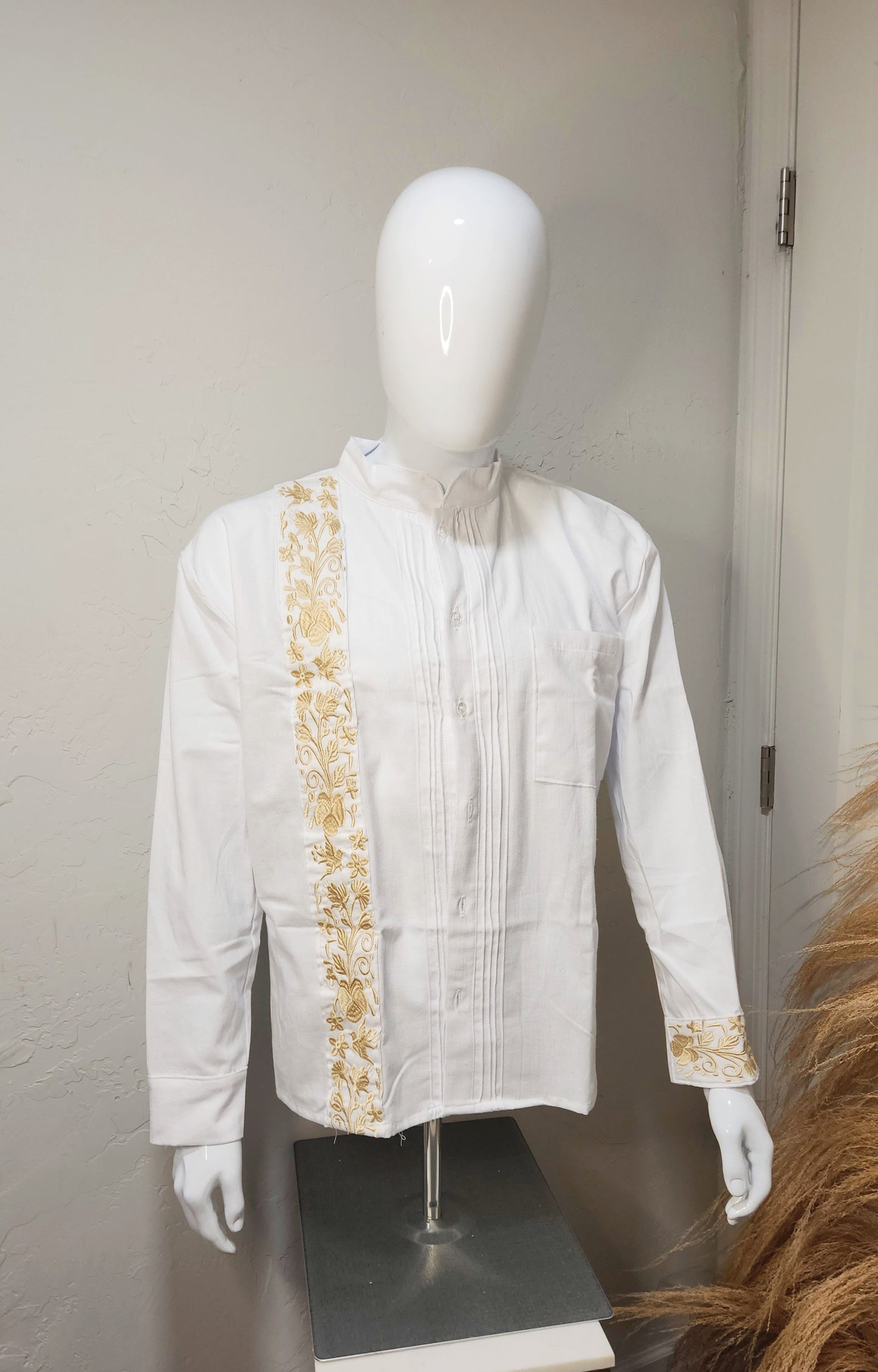 Guayabera para hombre blanca y dorada.