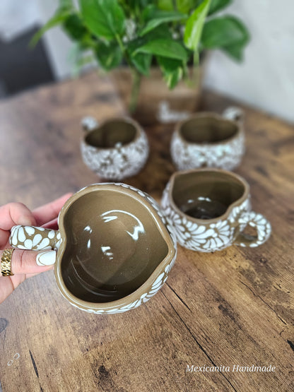 Taza en forma de corazón de Talavera|| Taza en forma de corazón de Talavera.