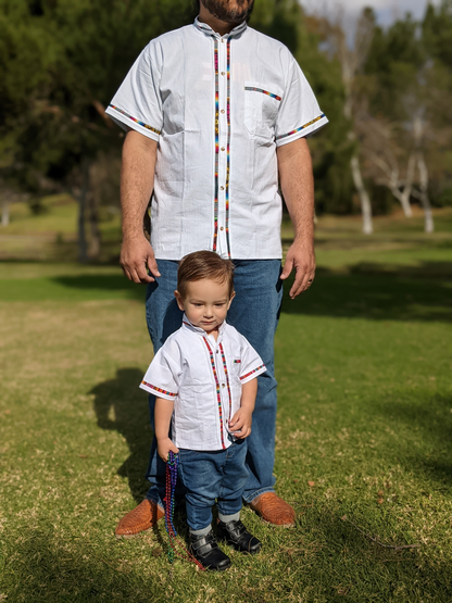 Papá e hijo haciendo juego con guayabera