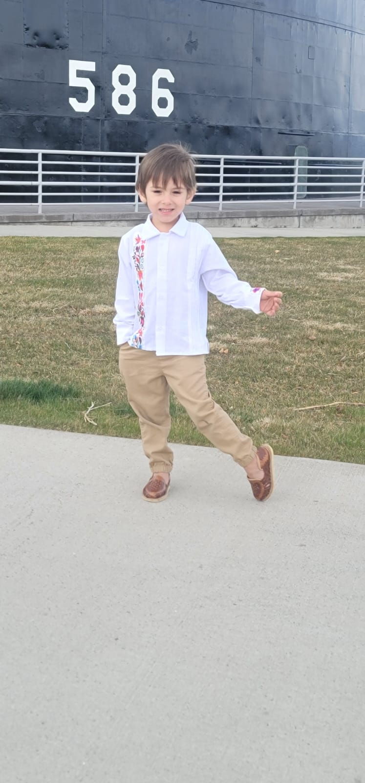 Papá e hijo haciendo juego de guayaberas Yucatán