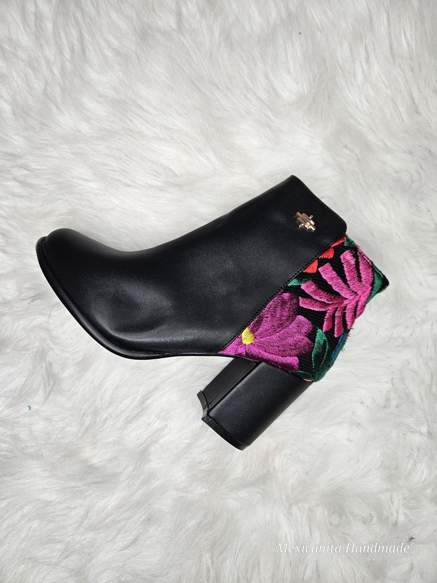 Mexicana embroidered boots//Women's mexican boots//embroidered leather boots//floral embroidered ankle boots